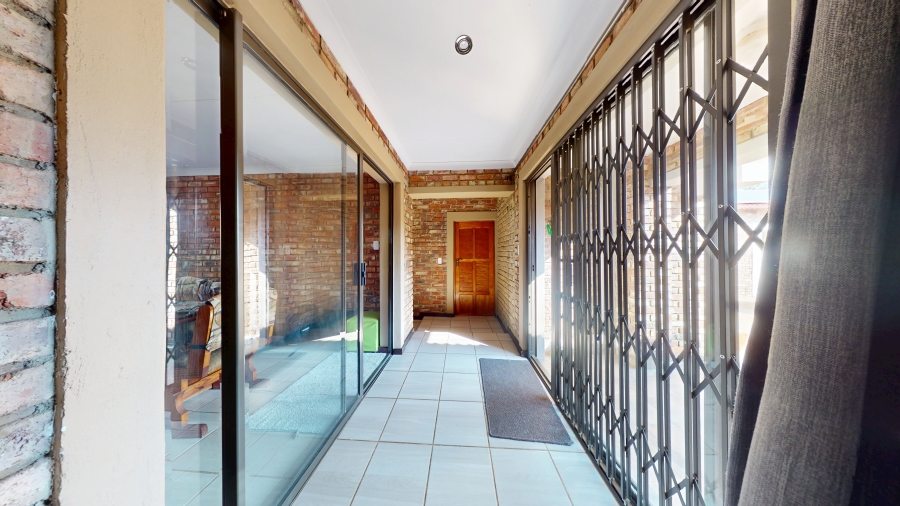 5 Bedroom Property for Sale in Kannoniers Park North West